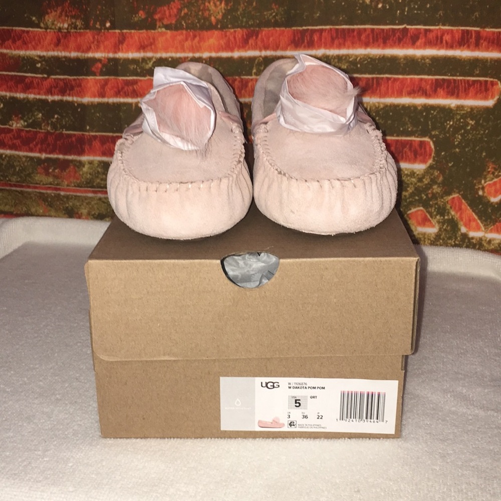 💕🎁🛍women’s Ugg’s Dakota Pom Pom size 5.